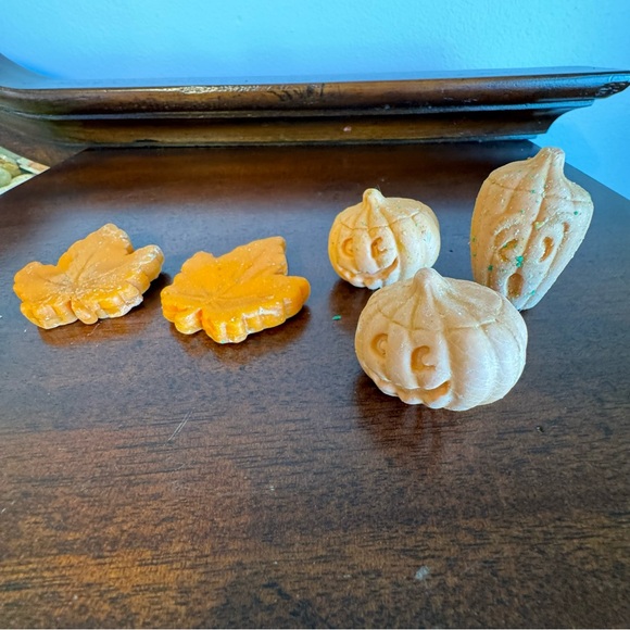🦃 3/$12 🌲 till 12/18 🌲 VINTAGE HALLOWEEN/FALL shaped SOAPS - lot of 5 - Picture 1 of 4